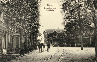 9137 Gezicht op het Dorpsplein te Doorn uit het westen, met rechts de voorzijde van het hotel Pabst.